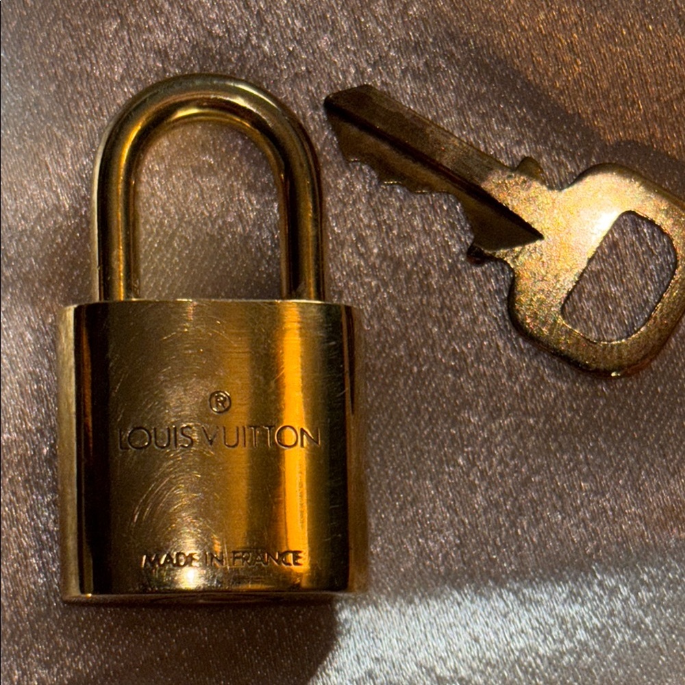💎AUTHENTIC💎LOUIS VUITTON Gold Padlock and Key Set - Picture 3 of 6